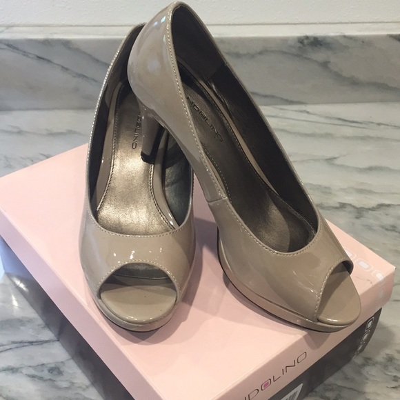 bandolino open toe heels